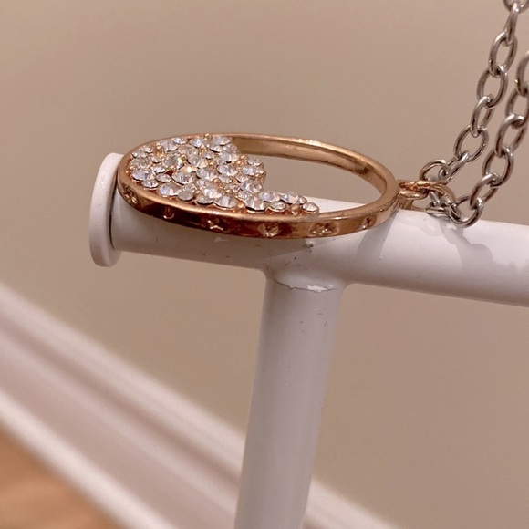 ✅Y2K oval shape plated pendant  necklace w/crystals, Silver plated chain 🩶💎 - Picture 4 of 4